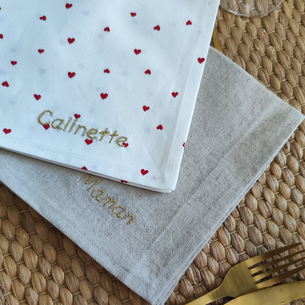 De magnifiques serviettes de table brodées avec amour, et personnalisées !