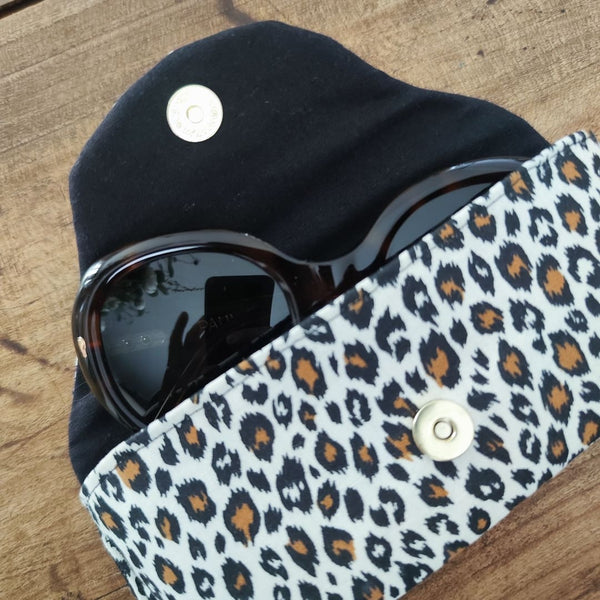 Étui à Lunettes Fabriqué à la Main - 1 etui leopard ouvert avec lunettes