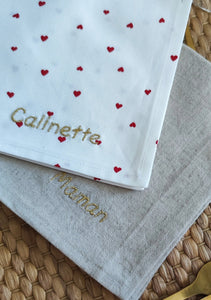 De magnifiques serviettes de table brodées avec amour, et personnalisées !