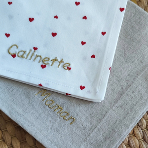 De magnifiques serviettes de table brodées avec amour, et personnalisées !