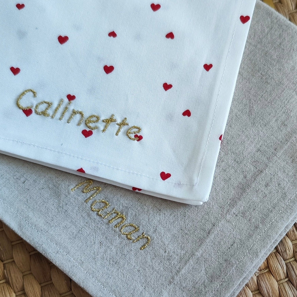 De magnifiques serviettes de table brodées avec amour, et personnalisées !